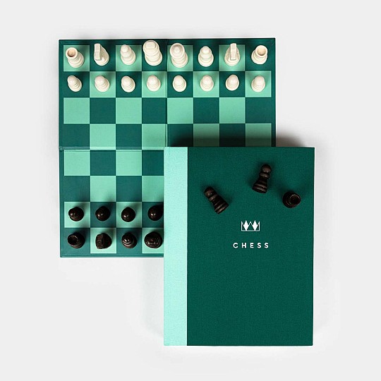 Elegante set di scacchi in un libro