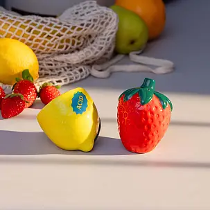 Porta sale e pepe a forma di fragola e di limone