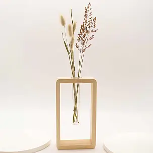 Vaso minimalista in legno con tubo da laboratorio