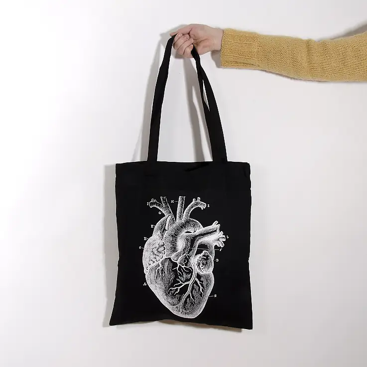 Una tote bag dal design intenso