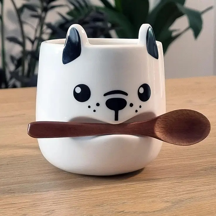 Tazza con cucciolo e cucchiaio di legno