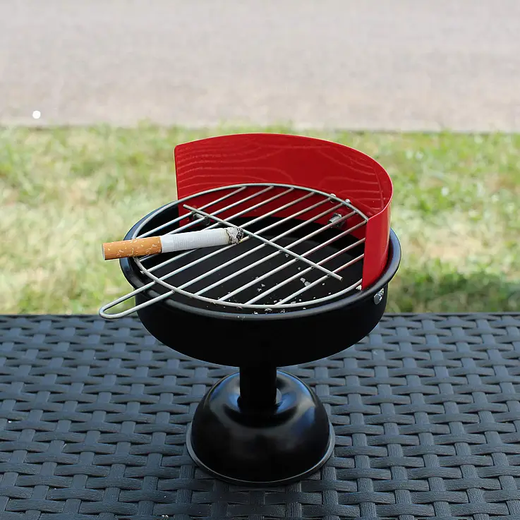 Un originale posacenere a forma di mini-barbecue